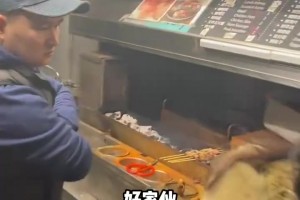 這給馬布里饞的！馬布里夫妻在美國(guó)夜晚街頭遇到了中國(guó)宵夜！