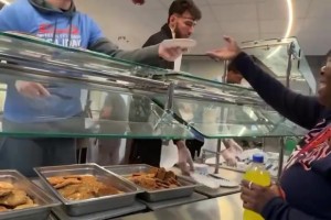 名場面！街頭采訪美女們：C羅貝爾本澤馬你最想嫁給誰？