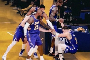 這就是老大地位！東契奇摔倒，球隊(duì)另外四人一起過來將其拉起！