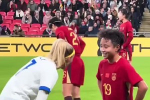 友誼第一！張林艷與凱莉在比賽暫停時相談甚歡