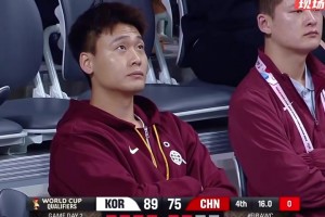 中國男籃大比分落后，隊(duì)長趙睿在場(chǎng)邊面色凝重，一臉無奈