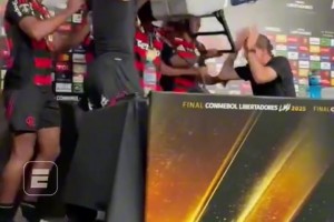 弗拉門戈主教練在發(fā)布會上慘遭香檳沐浴，這就是勝利的香檳浴嘛~