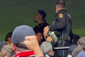 德比戰(zhàn)！紅牌停賽的安東尼在看臺與塞維利亞球迷對線??