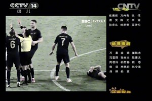 給C羅整不會了！隊友被對手一肘子頂飛后原地滾了好幾圈