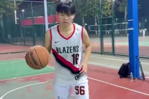 野球場(chǎng)小哥模仿楊瀚森，大家覺得像不像？