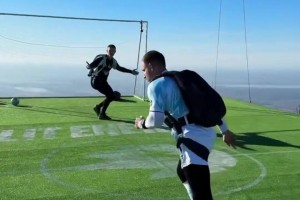 外國網(wǎng)紅在1700米高空上踢足球…哥們你是真玩命，還Siuu