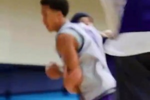 此前路人開車在馬路上偶遇文班亞馬，靜態(tài)天賦太炸了