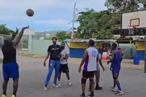 還有這本事？周琦還敲上架子鼓了！