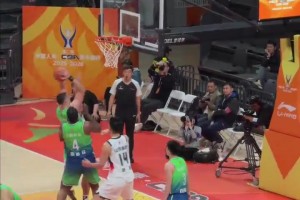 這也太難了吧？！詹姆斯中圈高難度壓哨三分，在空中還有個折疊動作！