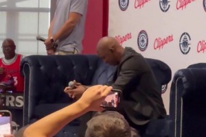 沒想到故事結(jié)尾是這樣的…保羅剛回快船時，聽球迷呼喊感覺快哭了