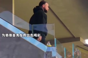 庫里看見勇士第三節(jié)反超激動的進(jìn)行慶祝