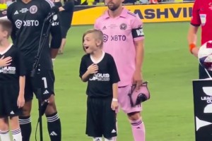 這下有和同學們嘮的了！名場面：梅西的小球童全程難以置信！