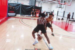 “來看看76人的新秀vj埃奇庫姆是如何打球的”