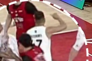 浙BA城市爭霸賽，金華隊隊員拼搶中摔倒，慶元隊球員死死護(hù)??！