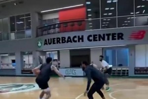 楊瀚森和開拓者老狀元奧登站在一起，身形似乎差距不大？