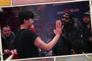 楊瀚森見(jiàn)到了昔日開(kāi)拓者狀元中鋒奧登！還和奧登比手掌大小???