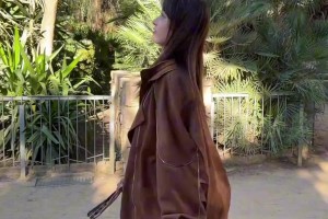 不虧是庫里頭號女球迷，這骨頭跟庫里三分一樣硬！