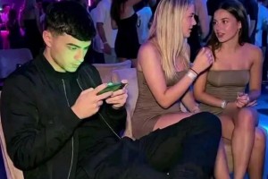 佩德里：女人，休想耽誤我玩游戲??