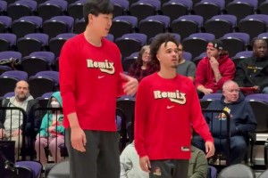 楊瀚森賽前和隊(duì)友流暢溝通，英語是真有進(jìn)步！