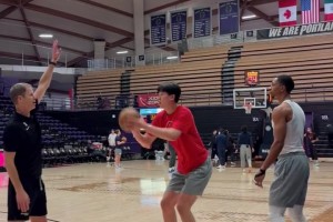 楊瀚森賽前投籃熱身，備戰(zhàn)今日發(fā)展聯(lián)盟比賽！