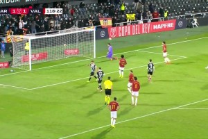 點(diǎn)球不進(jìn)反被絕殺！國(guó)王杯對(duì)手點(diǎn)球不進(jìn)，十人瓦倫絕殺晉級(jí)！