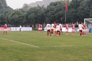 現(xiàn)場(chǎng)實(shí)拍：彭偉國(guó)角球區(qū)附近開(kāi)任意球，后點(diǎn)隊(duì)友包抄偏出！