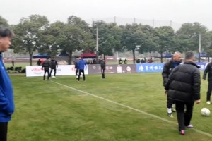 湖北隊(duì)賽前熱身！蔡晟在場(chǎng)邊旁觀，現(xiàn)場(chǎng)氣氛十分輕松~