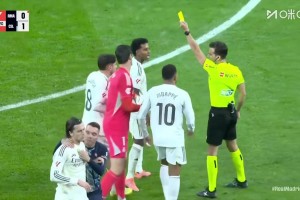 徹底失控！卡雷拉斯抗議被紅牌罰下，隨后又兩人染黃+替補(bǔ)席紅牌