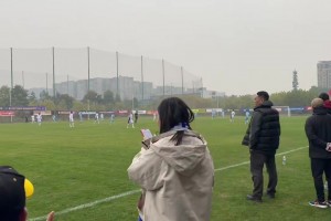 這歌聲打幾分??？現(xiàn)場實拍：天津女球迷場邊唱歌助威老甲A！