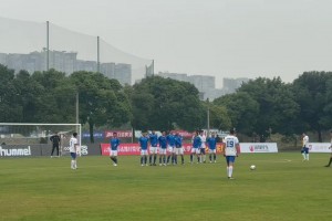 老當(dāng)……飛了！現(xiàn)場(chǎng)實(shí)拍湖北隊(duì)魯尼一腳直接任意球飛向遠(yuǎn)方…