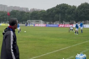 奚志康指揮時(shí)不忘奚落對(duì)方球員“騙”犯規(guī)：唉啥？你一個(gè)人踢球啊