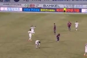活久見！韓國聯(lián)賽吹哨結(jié)束后，又判罰點球?qū)е卤确指膶懀? >
                                        </div>
                                    </div>
                                    <div   id=