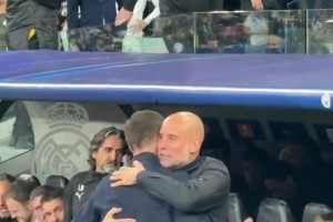 阿隆索主動到教練席擁抱瓜迪奧拉，眼神一直在閃躲