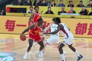 這球帥?。∩Ｆ丈兿蚧蔚箤κ?，隨后起飛單臂暴扣，霸王步慶祝！